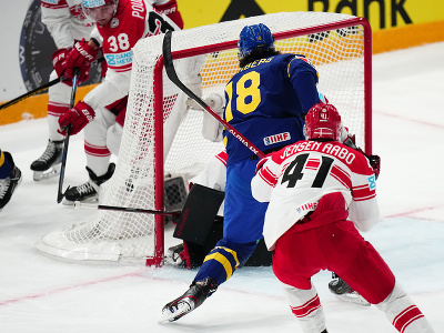 Švédsky hokejista Dennis Everberg dáva gól Dánom