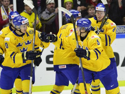 Mladí Švédi sa radujú z gólu do siete Fínska