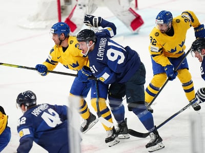 Hráči Fínska a Švédska bojujú o puk