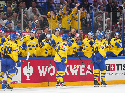 Švédski hokejisti sa radujú z gólu