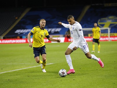 Kylian Mbappé strieľa gól do siete Švédska