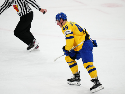 Švédsky hráč Par Lindholm oslavuje po tom, ako strelil štvrtý gól 