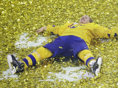 Švédsky hokejista Hampus Lindholm oslavuje víťazstvo po finále hokejových MS Švédsko - Švajčiarsko v dánskej Kodani