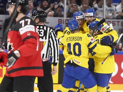 Švédi sa radujú po góle Klingberga