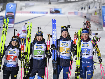 a snímke švédske kvarteto Anna Magnussonová, Linn Perssonová, Elvira Öbergová a Hanna Öbergová obsadilo druhé miesto v štafete na 4x6 km na Svetovom pohári vo švédskom Östersunde