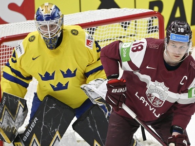 Hokejisti Švédska počas zápasu s Lotyšskom