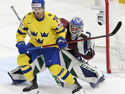 Hokejisti Švédska počas zápasu s Lotyšskom