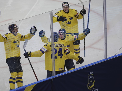 Na snímke švédsky hokejista Tom Willander sa raduje z gólu v zápase A-skupiny majstrovstiev sveta hokejistov do 20 rokov Kanada - Švédsko vo švédskom Göteborgu