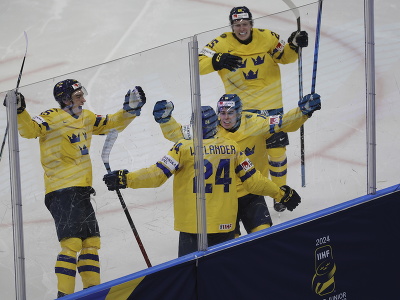 Na snímke švédsky hokejista Tom Willander sa raduje z gólu v zápase A-skupiny majstrovstiev sveta hokejistov do 20 rokov Kanada - Švédsko vo švédskom Göteborgu