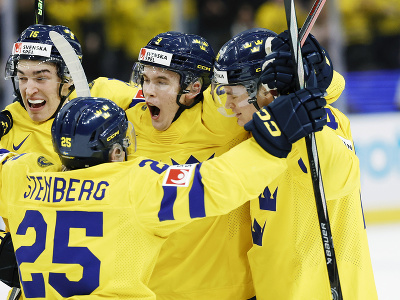 Švédski hokejisti oslavujú gól