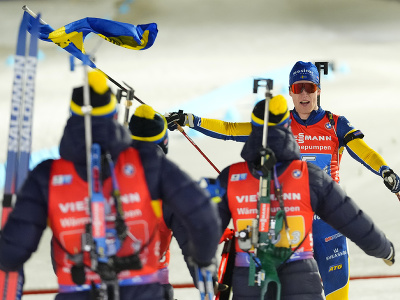 Švédski biatlonisti sa radujú zo zlatej medaily