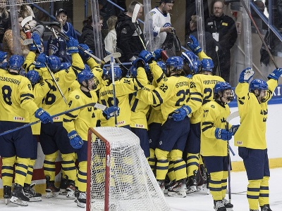 Víťazné oslavy hokejistov Švédska do 18 rokov