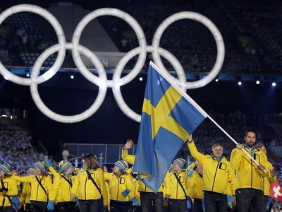Peter Forsberg drží švédsku vlajku