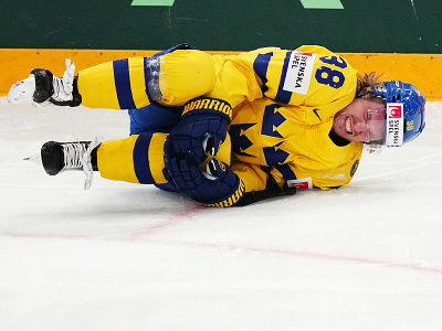 Švéd Rasmus Sandin leží v bolestiach na ľadovej ploche