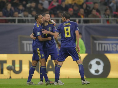 Švédi oslavujú gól do siete Rumunska