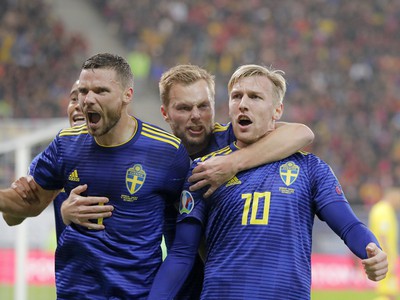 Švédi oslavujú gól do siete Rumunska