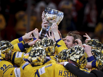 Hokejisti Švédska oslavujú titul majstrov sveta