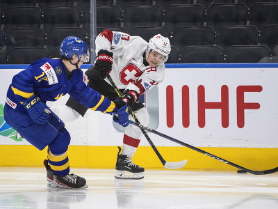 Hokejista Ludvig Jansson (12) zo Švédska a Attilio Biasca (17) zo Švajčiarska počas zápasu B-skupiny Švédsko - Švajčiarsko
