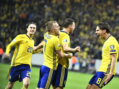 Švédsky futbalista Marcus Berg (druhý sprava) sa teší so spoluhráčmi v kvalifikačnom zápase F-skupiny EURO 2020 Švédsko - Španielsko