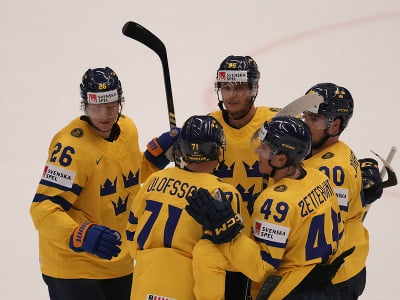 Na snímke uprostred v popredí švédsky útočník Victor Olofsson oslavuje svoj gól a tretí mužstva