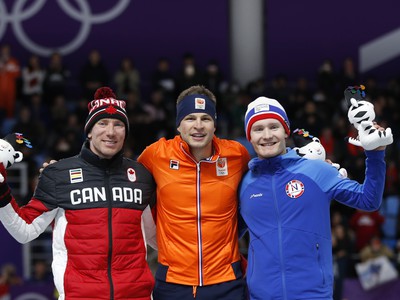 Medailová trojica: Ted-Jan Bloemen, Sven Kramer a Sverre Lunde Pedersen