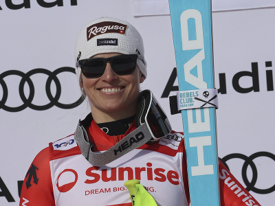 Lara Gutová-Behramiová na pódiu po víťazných pretekoch zjazdu Svetového pohára v Crans Montane