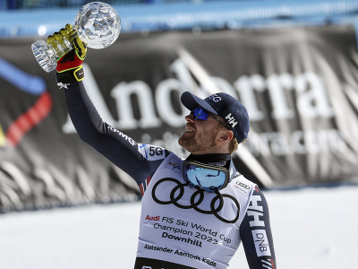 Nórsky lyžiar Aleksander Aamodt Kilde oslavuje zisk malého glóbusu za zjazd