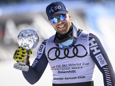 Nórsky lyžiar Aleksander Aamodt Kilde oslavuje zisk malého glóbusu za zjazd