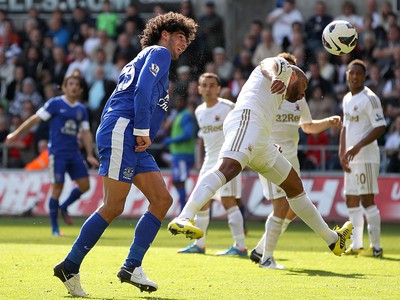 Marouane Fellaini skóruje za Everton