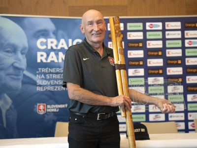 Na snímke tréner slovenskej hokejovej reprezentácie Craig Ramsay po prebratí darčekov počas tlačovej konferencie 6. júna 2023 v Bratislave