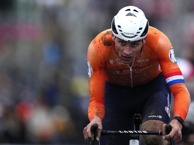 Holanďan Mathieu van der Poel počas pretekov v kategórie elite na majstrovstvách sveta v cyklokrose v Tábore v nedeľu 4. februára 2024