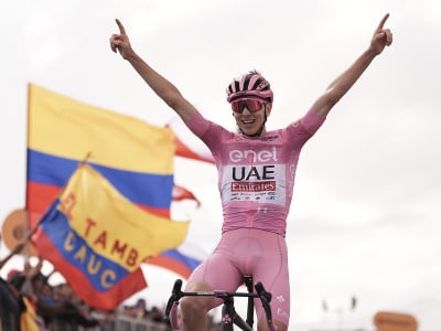 Slovinský cyklista Tadej Pogačar suverénnym spôsobom triumfoval v nedeľnej 15. etape Giro d´Italia 
