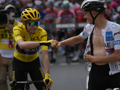 Na snímke zľava dánsky cyklista Jonas Vingegaard z tímu Jumbo-Visma v žltom drese vedúceho pretekára v celkovom priebežnom poradí a slovinský cyklista Tadej Pogačar (SAE Team Emirates) v bielom drese najlepšieho pretekára do 25 rokov