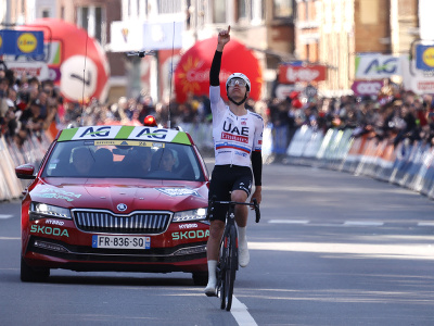 Slovinský cyklista Tadej Pogačar oslavuje triumf na 110. ročníku slávnych cyklistických pretekov Liege - Bastogne - Liege.