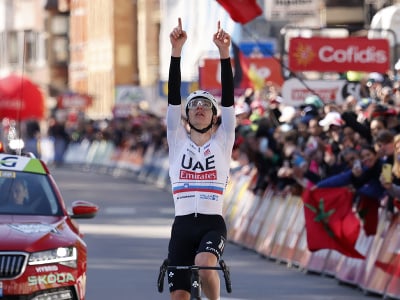 Slovinský cyklista Tadej Pogačar oslavuje triumf na 110. ročníku slávnych cyklistických pretekov Liege - Bastogne - Liege.