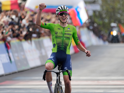 Tadej Pogačar oslavuje víťazstvo