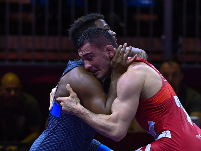Slovenský zápasník Tajmuraz Salkazanov (červený) a Talian Frank Chamizo Marquez bojujú vo finále voľnoštýliarskej kategórie do 74 kg na ME v zápasení