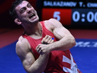 Slovenský zápasník Tajmuraz Salkazanov sa teší po výhre nad Talianom Frankom Chamizom Marquezom