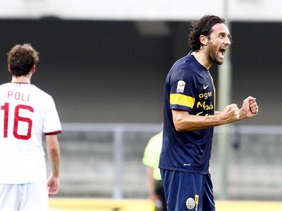 Luca Toni oslavuje gól do siete milánskeho AC
