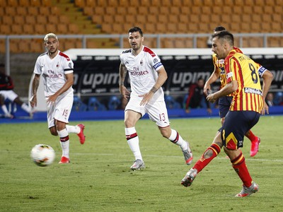 Marco Mancosu strieľa penaltový gól Lecce
