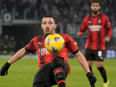 Hráč AC Miláno Ismael Bennacer kontroluje loptu