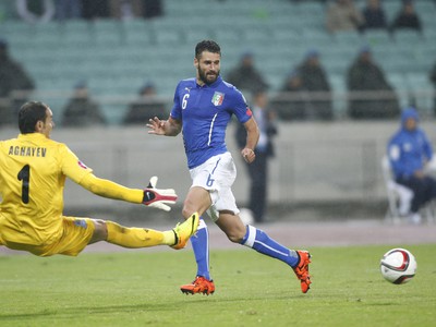 Antonio Candreva prihráva na druhý taliansky gól