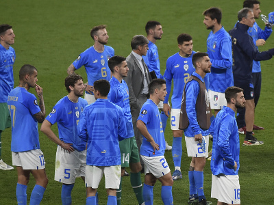 Sklamaní talianski futbalisti po prehre s Argentínou