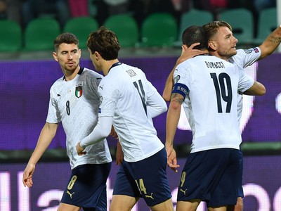 Taliansky hráč Ciro Immobile oslavuje so spoluhráčmi úvodný gól do bránky Arménska