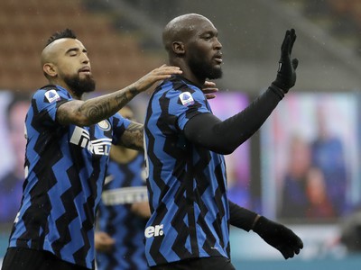Romelu Lukaku a Arturo Vidal oslavujú gól Interu