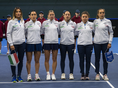 Na snímke tím Talianska počas úvodného ceremoniálu pred zápasmi kvalifikácie na finálový turnaj Pohára Billie-Jean Kingovej 