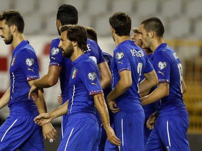 Talianski hráči oslavujú vyrovnávajúci gól na 1:1 proti Chorvátsku
