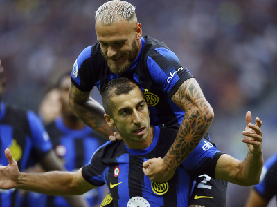 Henrich Mchitaryan a Federico Dimarco oslavujú gól Interu