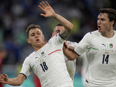 Talianski futbalisti oslavujú gól 