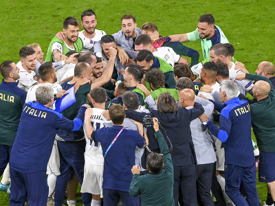 Talianski futbalisti oslavujú postup do semifinále
